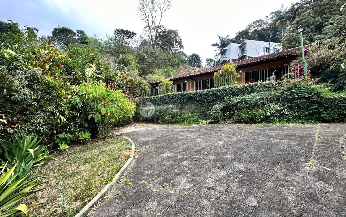Casa para venda com 3 quartos sendo 1 suíte, 800 m² de terreno em Pimenteiras - Teresópolis/RJ.