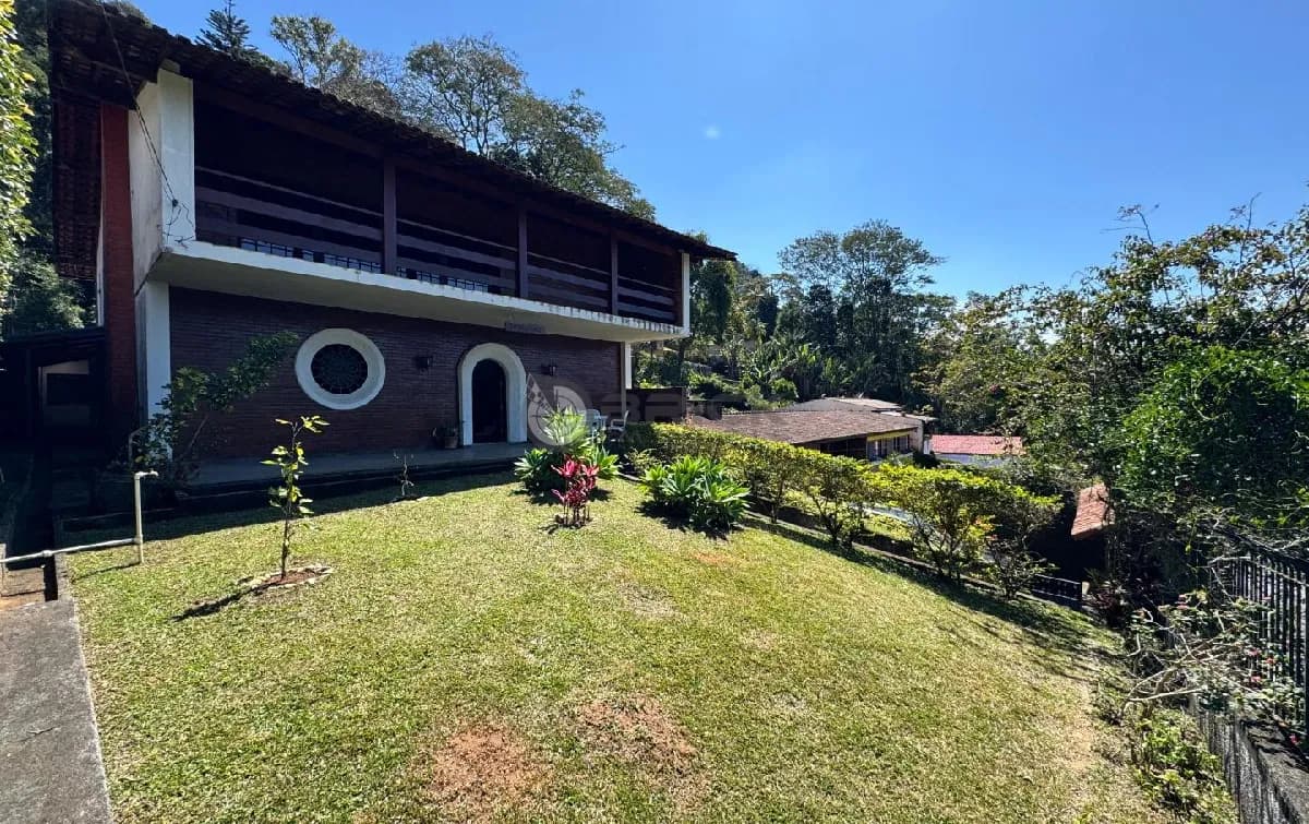 Casa à venda com 4 quartos sendo 2 suítes + dependência no Parque do Ingá - Teresópolis/RJ.