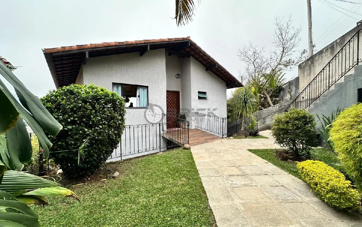 Casa independente à venda com 3 quartos sendo 2 suítes, 150 m² em Agriões - Teresópolis/RJ.