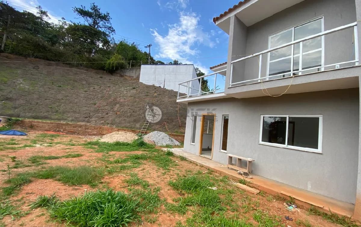 Casa novíssima em condomínio à venda com 3 quartos sendo 2 suítes, 130 m² em Albuquerque - Teresópolis/RJ.