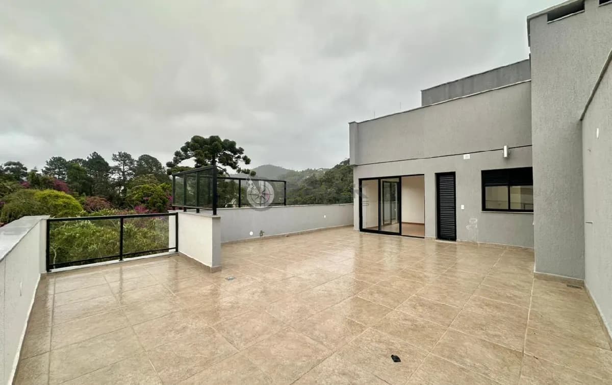 Cobertura à venda com 2 quartos sendo 1 suíte, 150 m² na Várzea - Teresópolis/RJ.