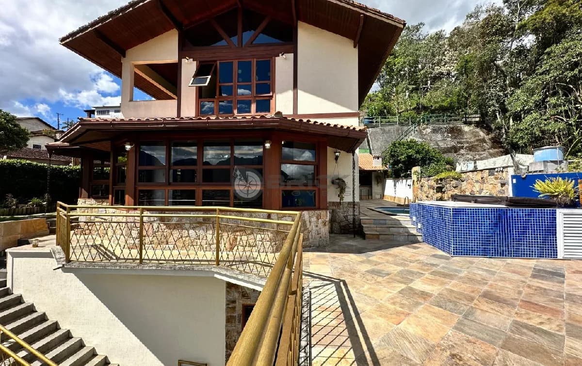 Casa à venda com 3 suítes, 410.83 m² no Parque São Luiz - Teresópolis/RJ.