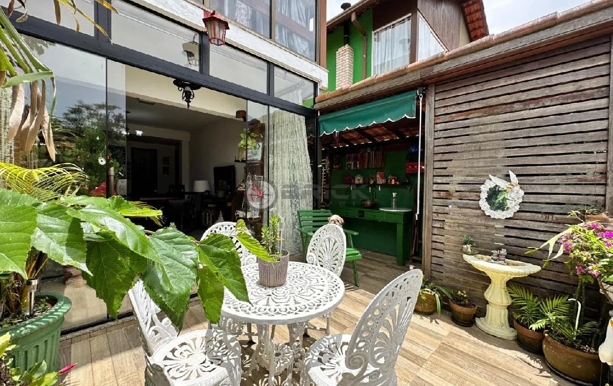 Casa à venda com 2 quartos, 75.88 m² no Parque Do Ingá - Teresópolis/RJ.