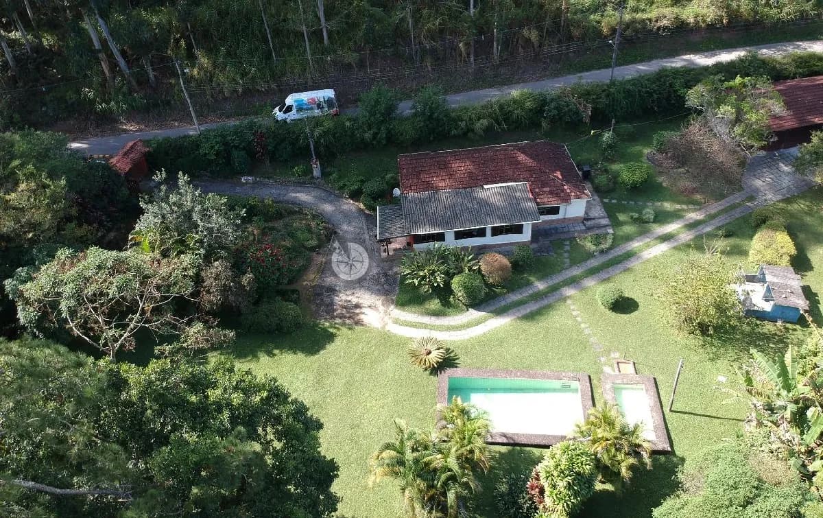 Sítio à venda com 7 quartos sendo 1 suíte, 108 m² em Vargem Grande - Teresópolis/RJ.