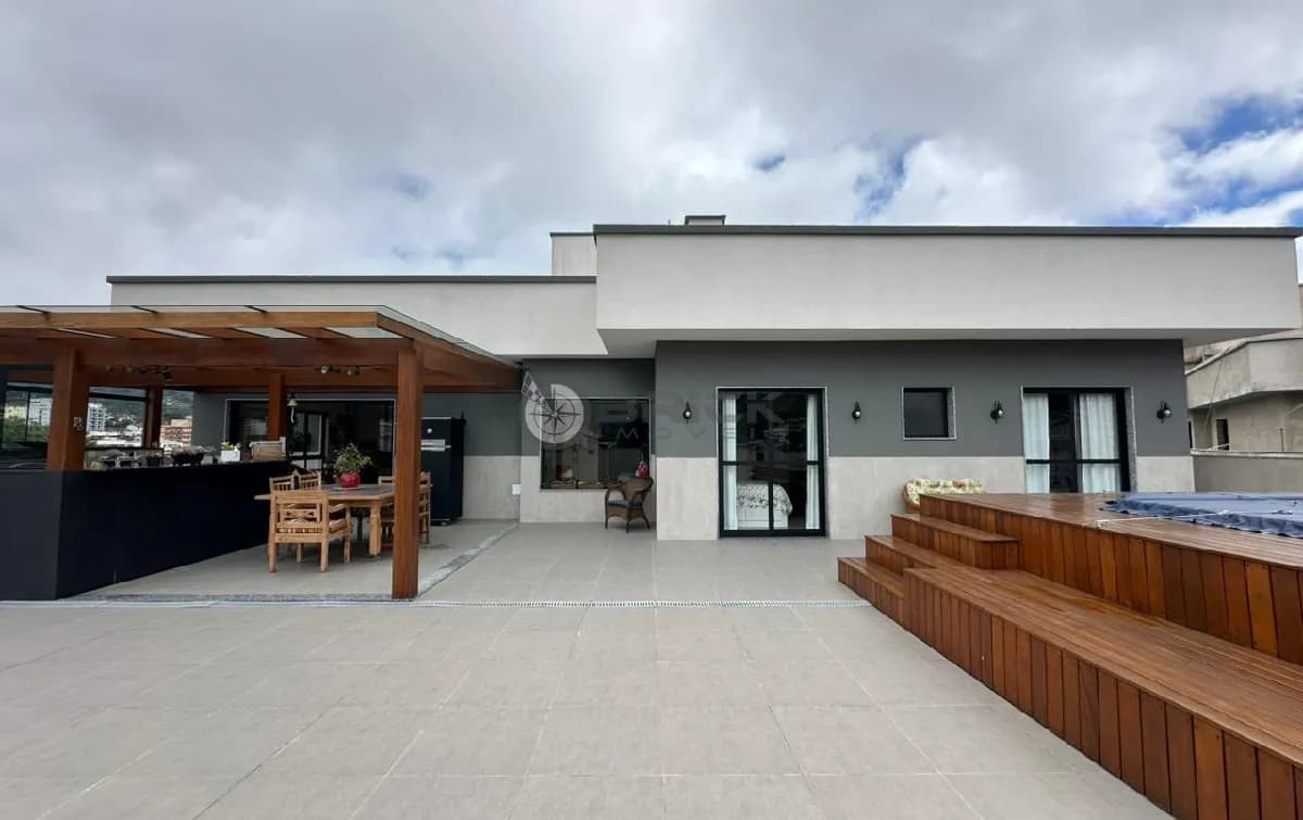 Cobertura à venda com 3 suítes + dependência, 390 m² no Alto - Teresópolis/RJ.