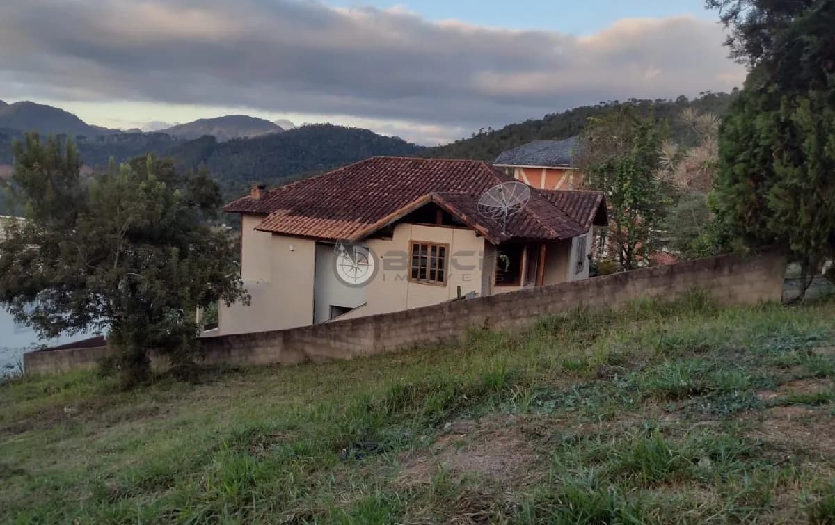Terreno à venda em condomínio, 244 m² em Albuquerque - Teresópolis/RJ.