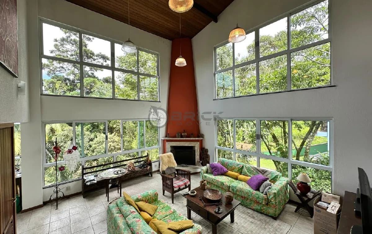 Casa em condomínio à venda com 5 quartos sendo 4 suítes, 322 m² no Comary - Teresópolis/RJ.