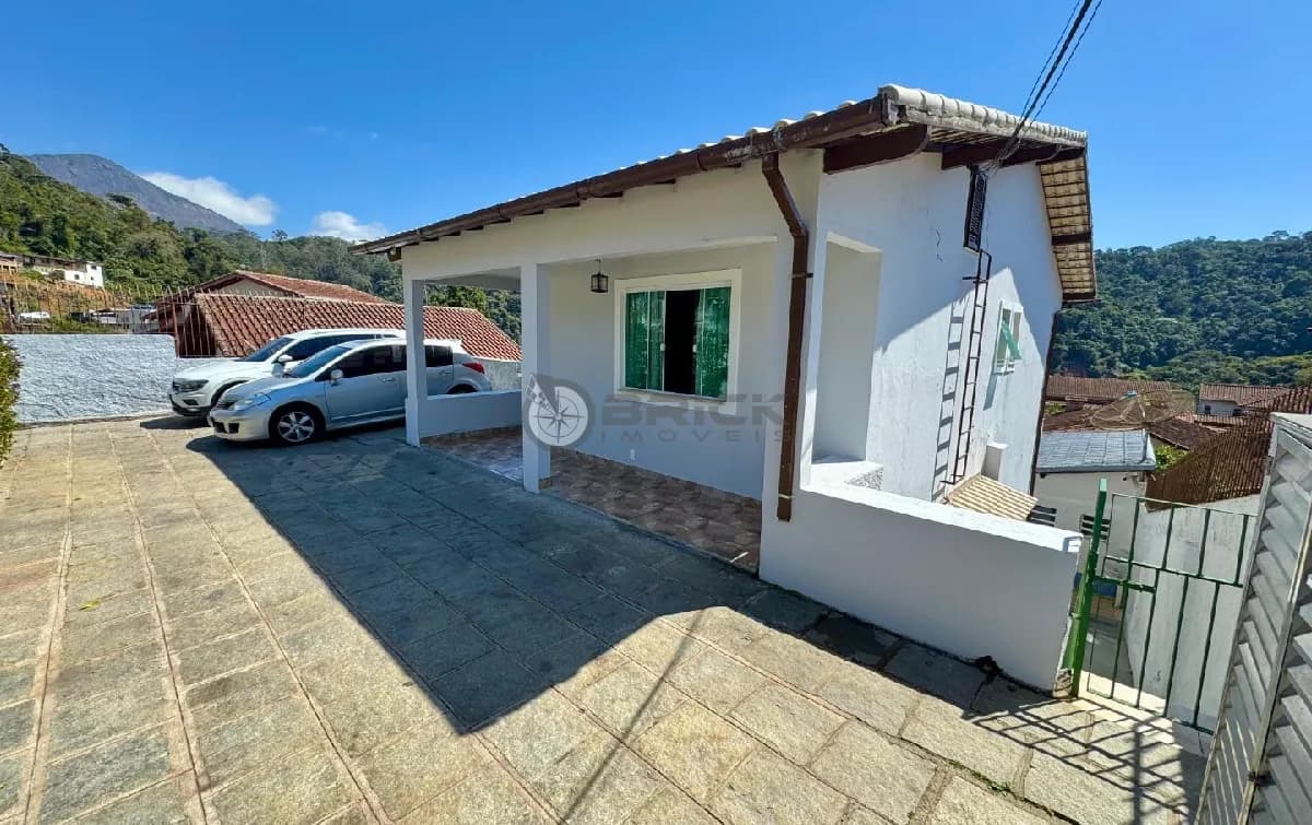 Casa à venda com 5 quartos sendo 2 suítes, 250 m² em Pimenteiras - Teresópolis/RJ.