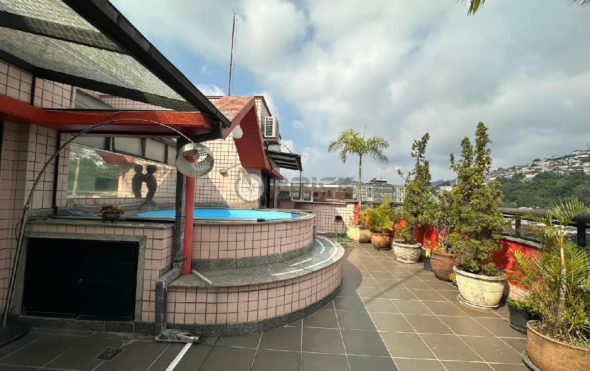 Cobertura à venda com 5 quartos sendo 3 suítes, 285,18 m² na Várzea - Teresópolis/RJ.