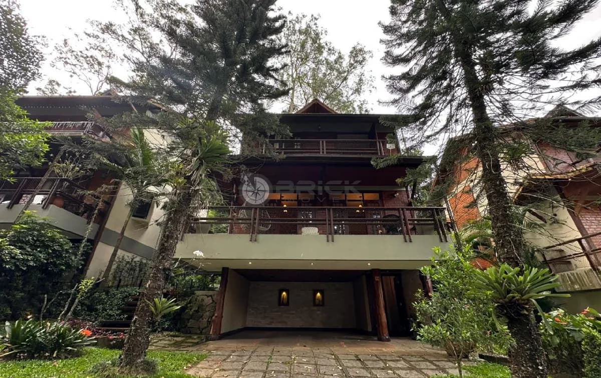 Casa à venda com 5 quartos sendo 1 suíte, 156 m² em condomínio na Granja Guarani - Teresópolis/RJ.