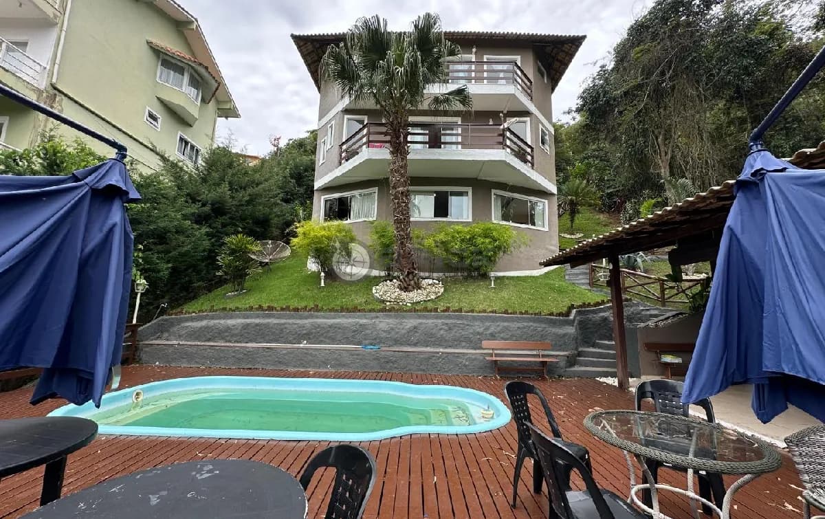 Casa com 5 quartos sendo 1 suíte em condomínio em Quebra Frascos - Teresópolis/RJ.