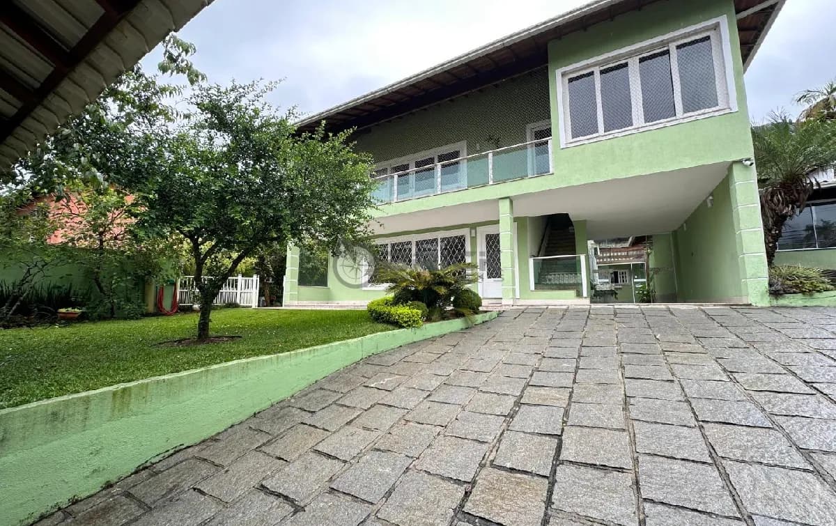 Casa à venda com 4 quartos sendo 1 suíte, 334 m² no Alto - Teresópolis/RJ.