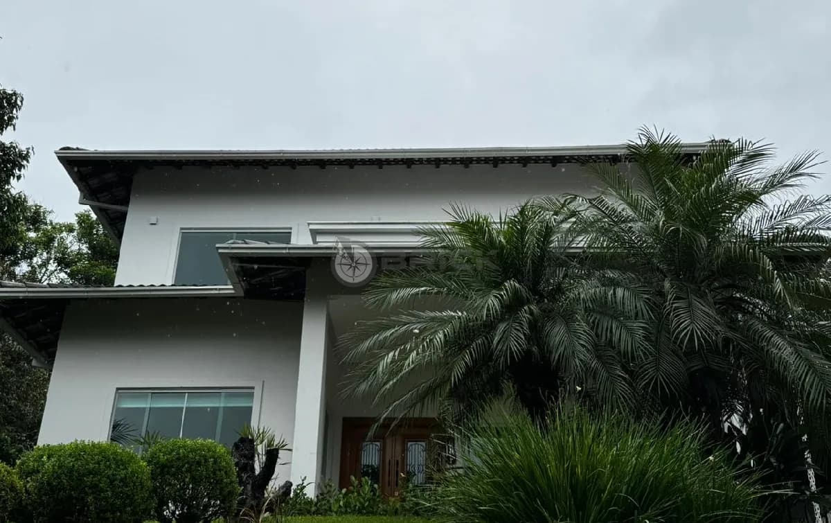 Casa à venda com 5 quartos sendo 4 suítes, 464 m² em Quebra Frascos - Teresópolis/RJ.