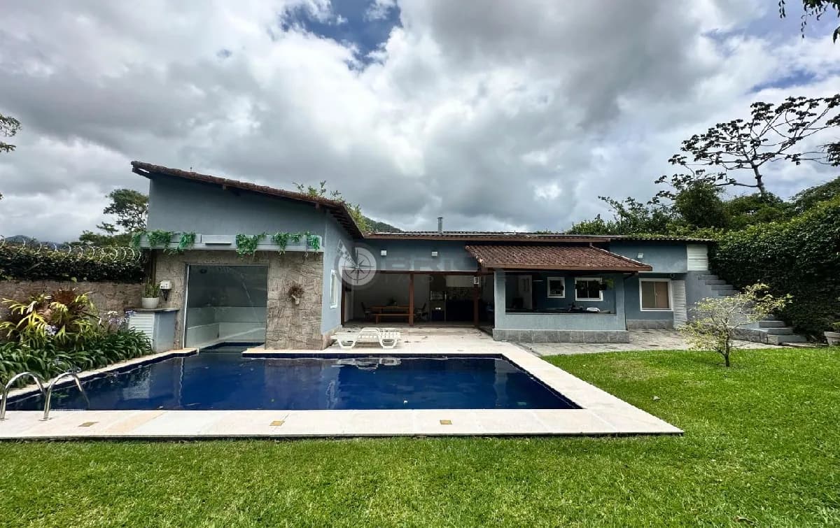 Casa à venda com 4 suítes, 920 m² de terreno no Alto - Teresópolis/RJ.