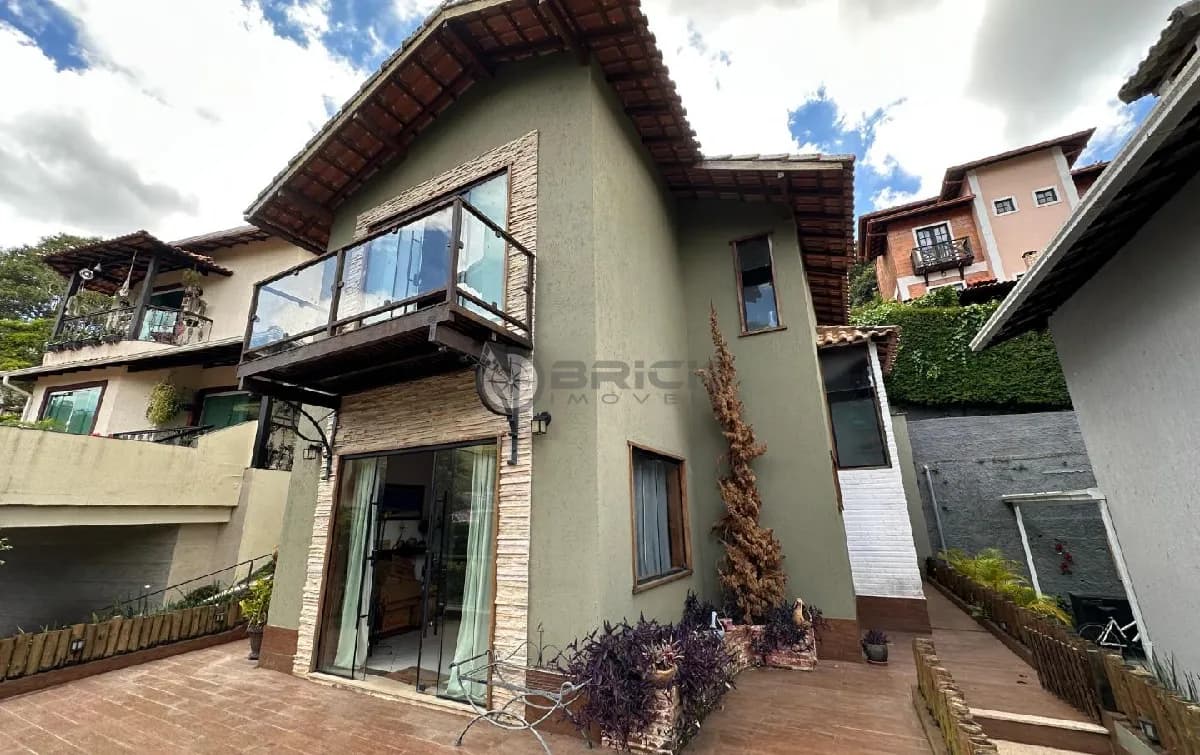 Casa à venda dentro de condomínio com 3 quartos sendo 1 suítes, 214 m² em Vargem Grande - Teresópolis/RJ.