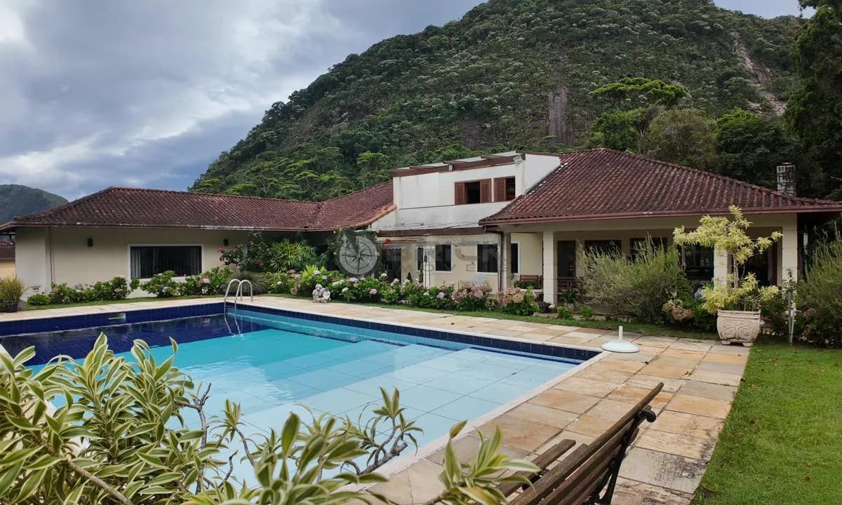 Casa à venda com 8 quartos sendo 4 suítes, 839.36 m² na Granja Guarani - Teresópolis/RJ.