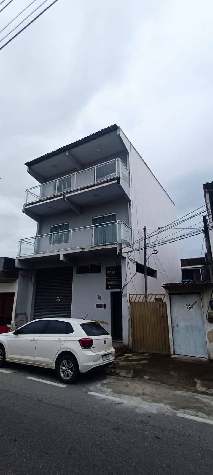 Excelente Galpão comercial em Macaé com 2 apartamentos integrados