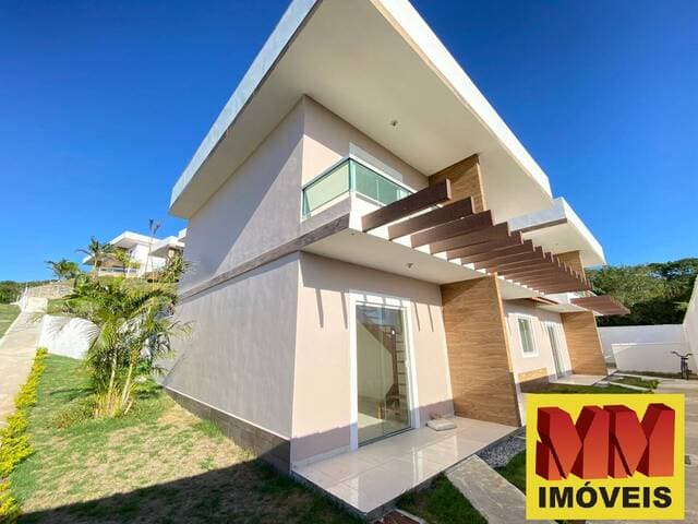 Linda casa duplex em condomínio no Peró