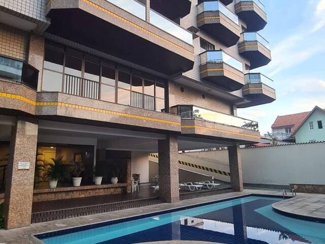 Amplo apartamento a uma quadra da praia do Forte