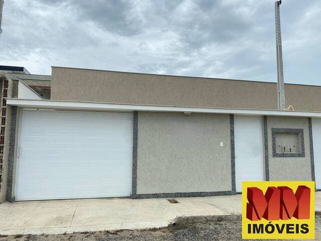 Casa independente com três quartos e quintal amplo