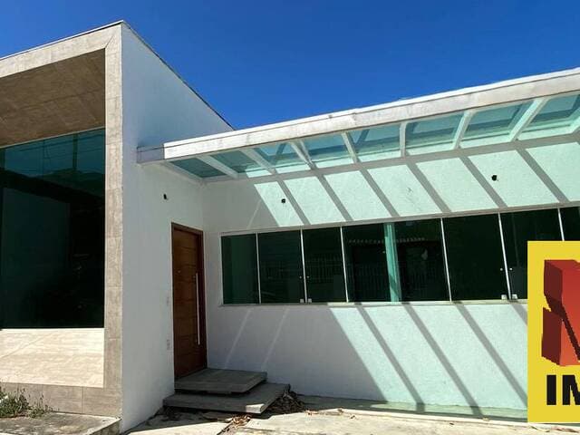 Casa Moderna e espaçosa com 03 quartos em Condomínio Completo