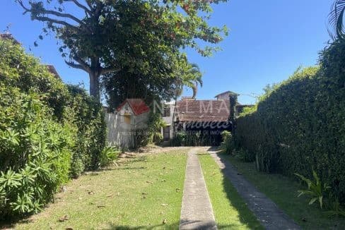 Casa independente em Manguinhos – Oportunidade para construir várias quitinetes em Armação dos Búzios.”