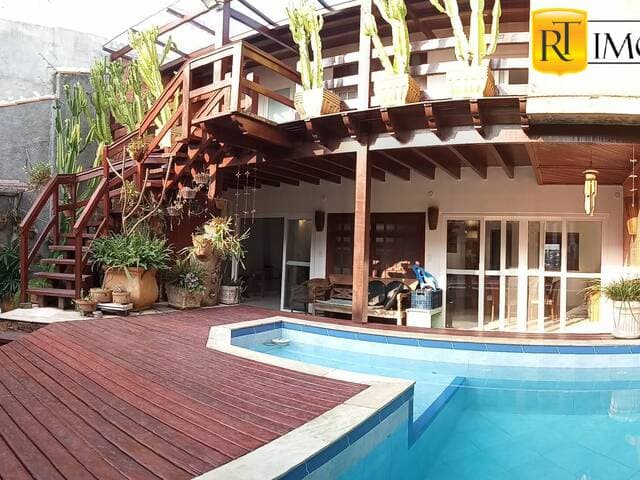 Casa na Praia Grande com potencial para transformar em pousada.