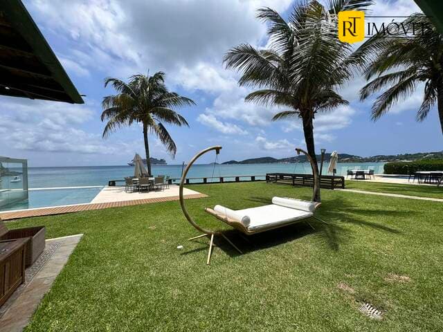 Casa pé na areia à venda, a poucos passos da Rua das Pedras, Búzios/RJ