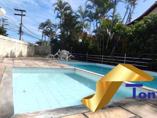 OPORTUNIDADE!!!  CASA COM PISCINA!!!