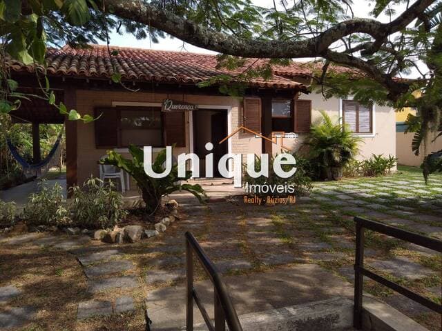 Casa linear independente com ótimo quintal!