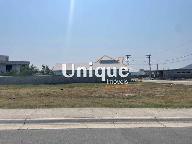 Terreno com 365 m² dentro de condomínio em São Pedro da Aldeia