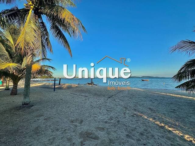 Casa independente a 50 metros da lagoa, dentro de condomínio particular