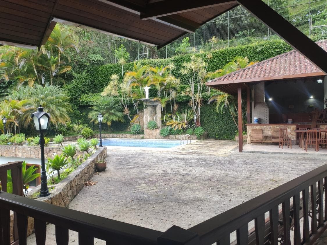 Bela casa a venda no comary com vista para o Lago e CBF