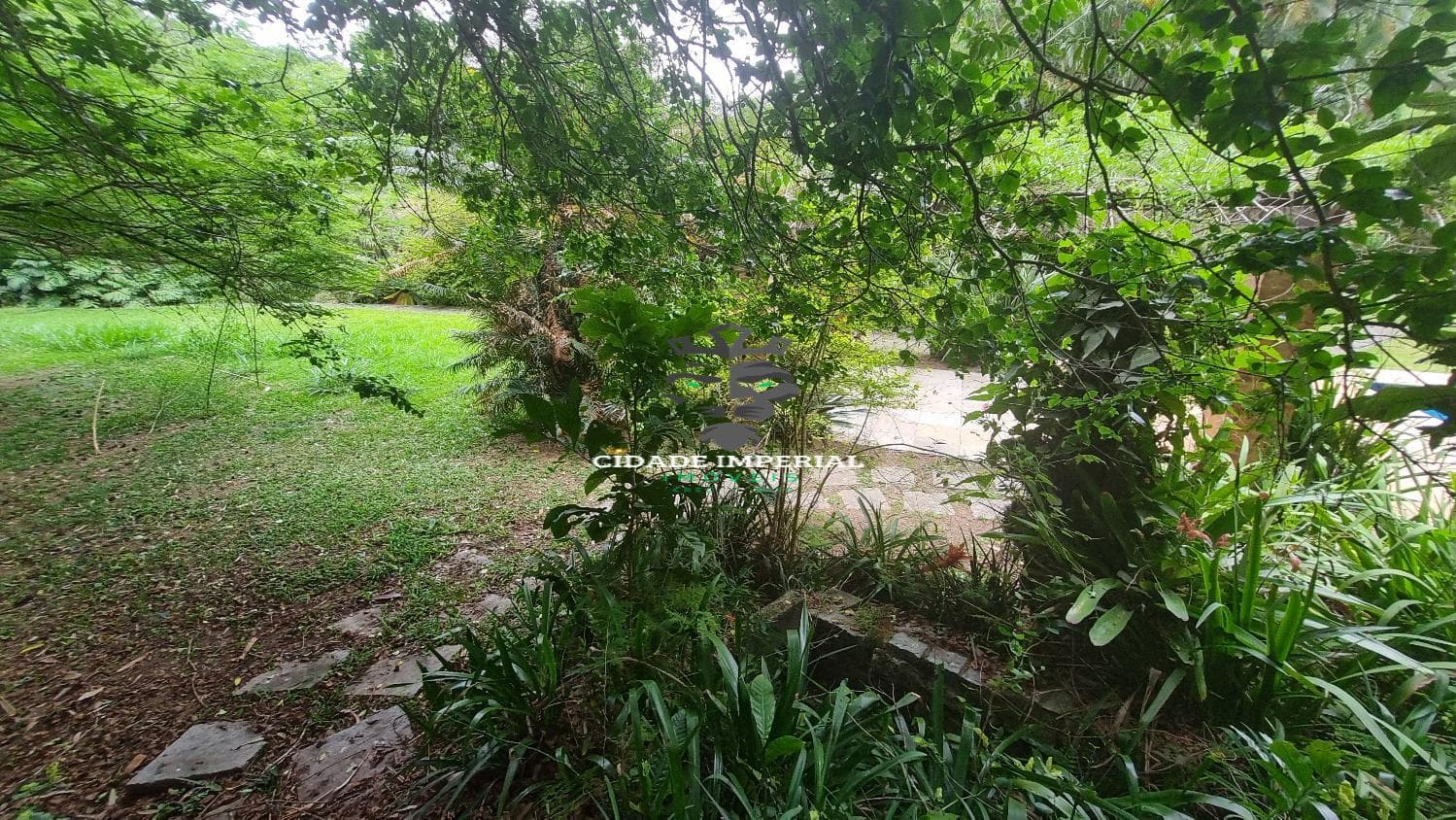 OPORTUNIDADE!!! PREÇO REDUZIDO R$ 450.000,00 CARANGOLA - AMOEDO TERRENO COM EXCELENTE TOPOGRAFIA COM 1128M2 ÁREA NOBRE