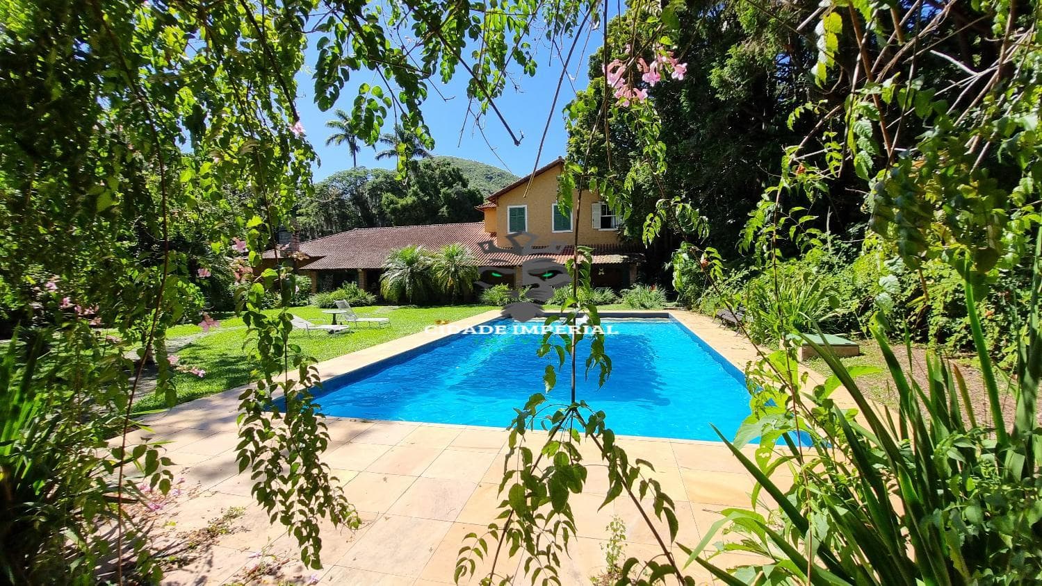 ALUGO ESPETACULAR CASA MOBILIADA EM CARANGOLA AREA NOBRE COM 11 QUARTOS, 3 SALAS PISCINA IDEAL PRA POUSADA, HOTEL, ESCOLA, RESTAURANTE, CLÍNICAS