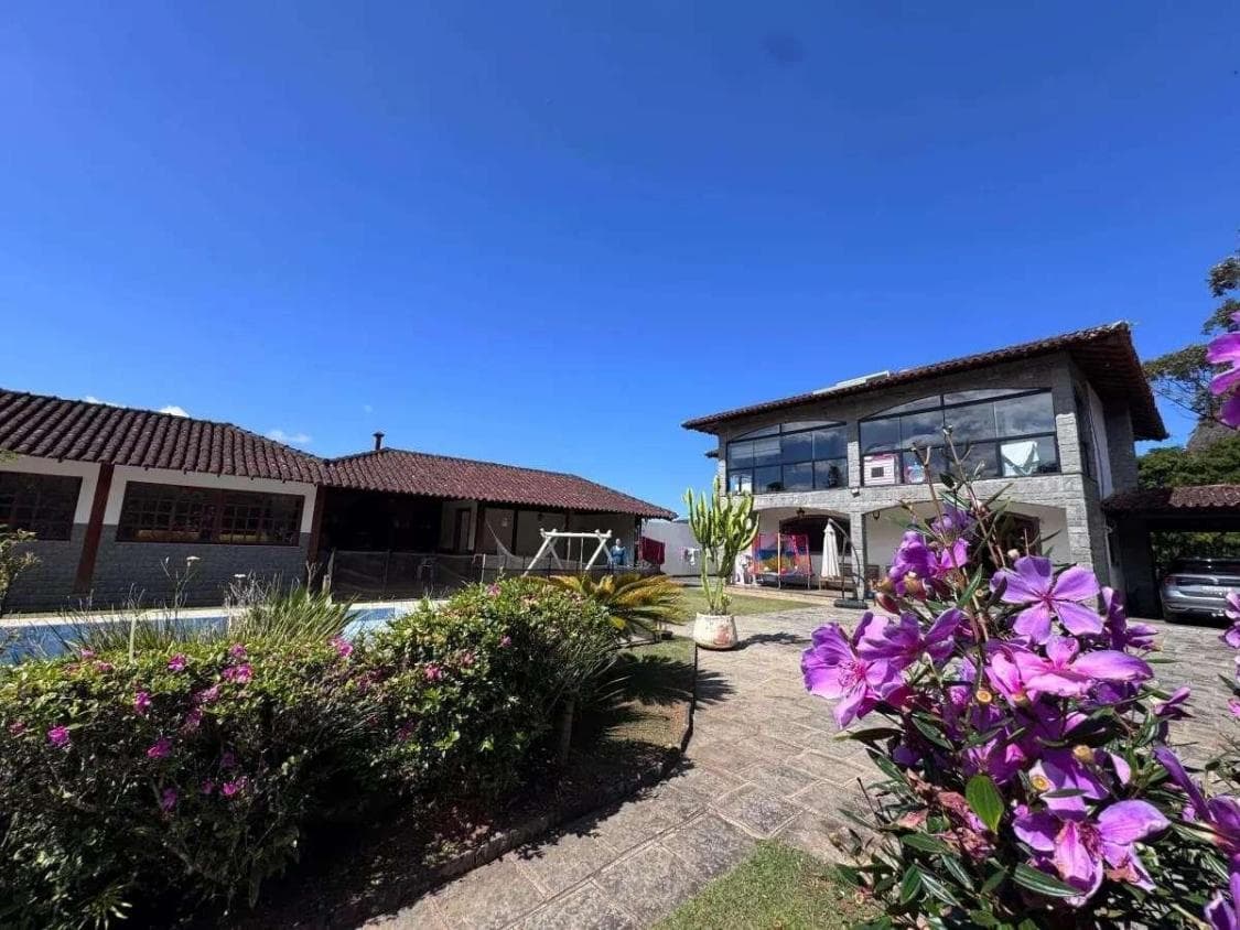 Casa duplex com lazer completo à venda em Teresópolis, próximo ao Alto