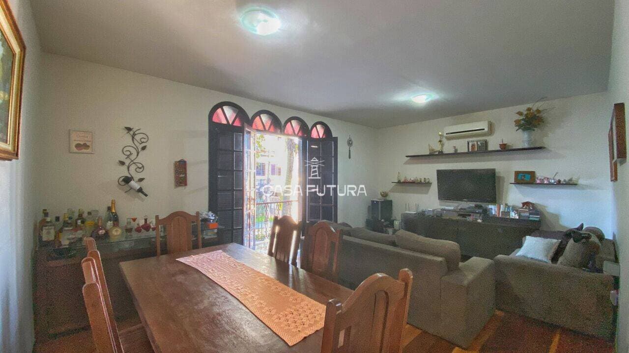 Casa com 3 quartos, 212 m² - foto 2