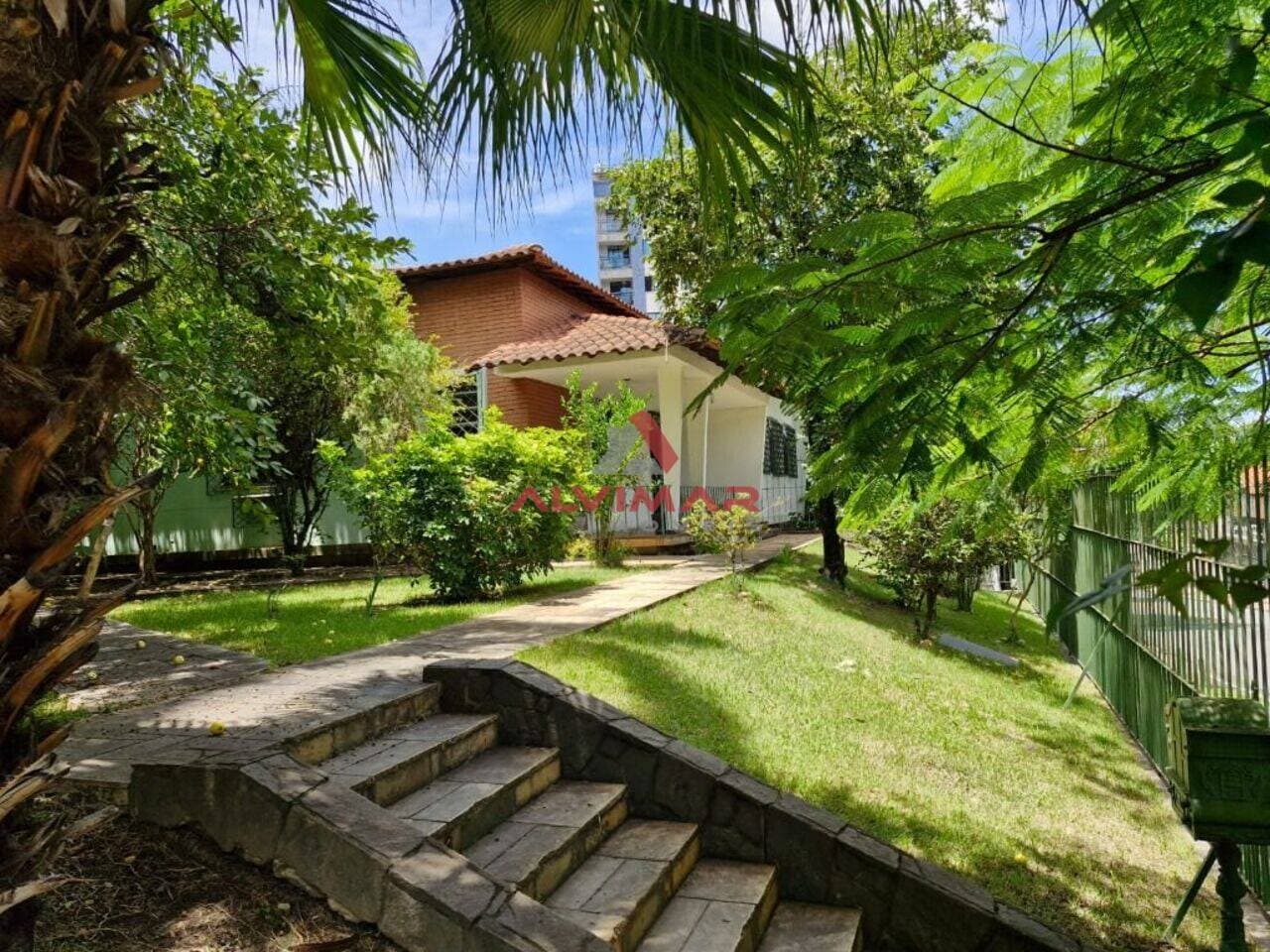 Casa com 4 quartos, 350 m²