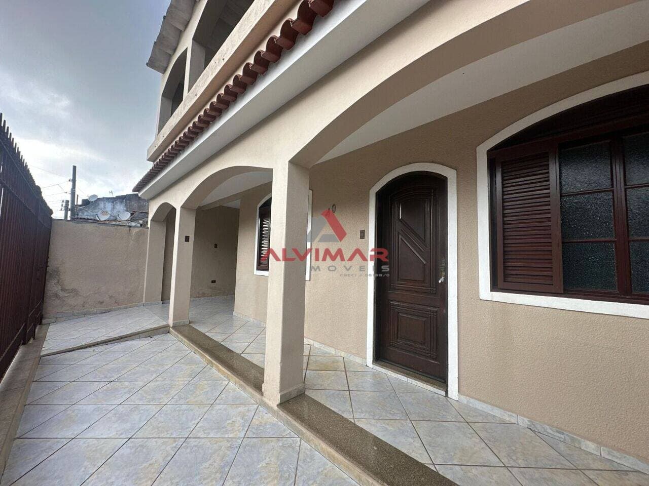 Casa com 3 quartos, 218 m² - foto 3