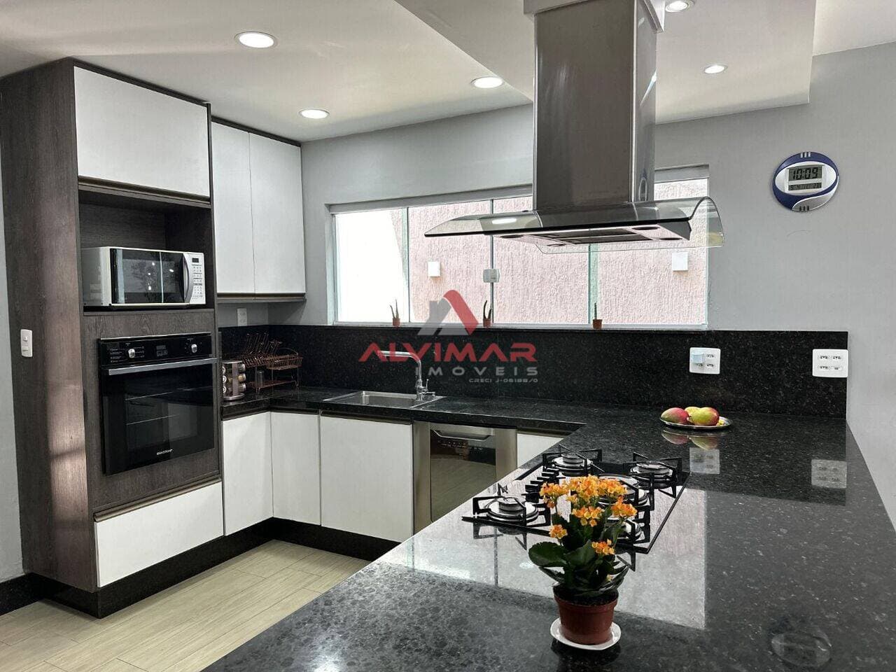 Casa com 3 quartos, 331 m² - foto 9