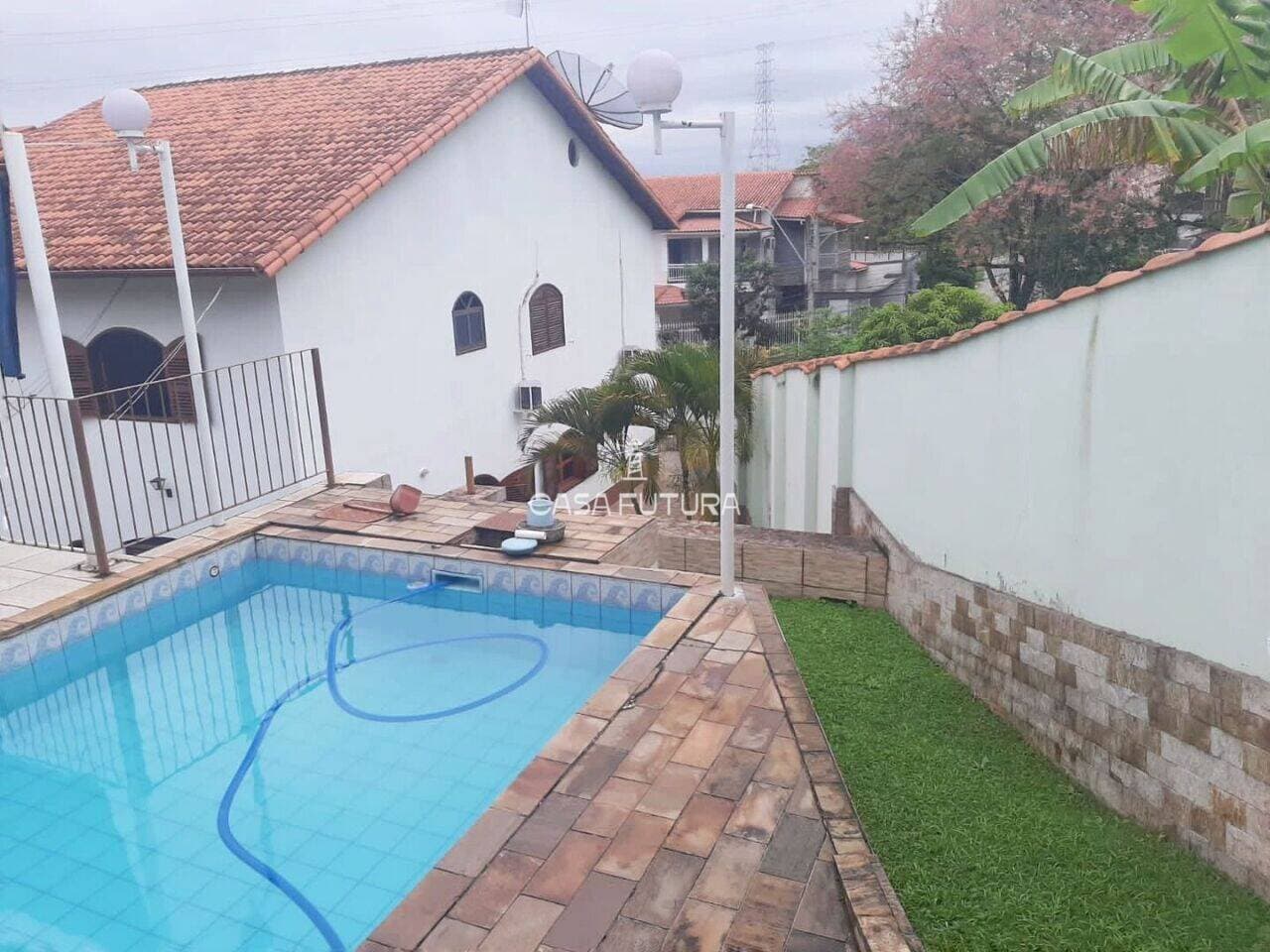 Casa com 4 quartos, 317 m²