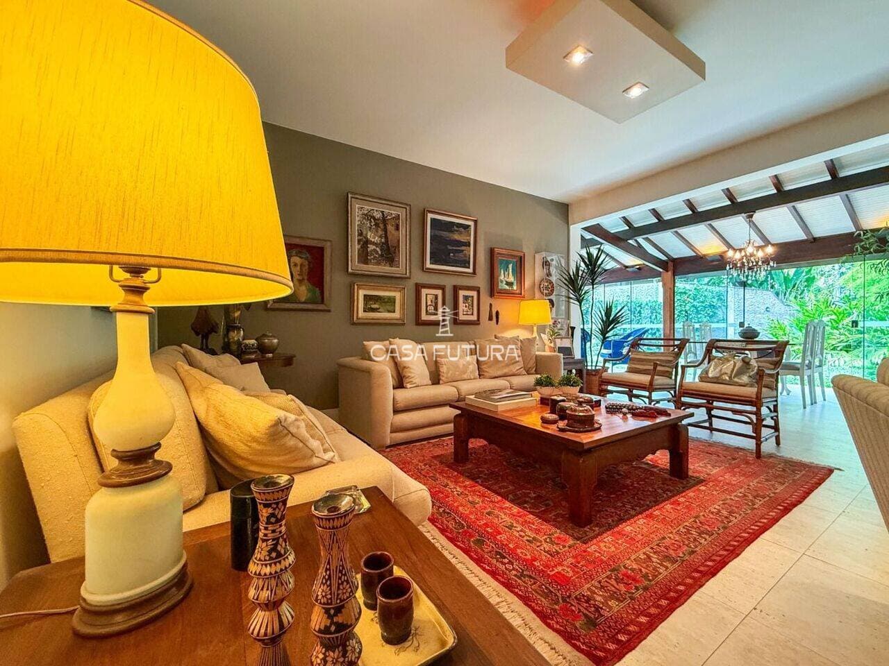 Casa com 4 quartos, 437 m²