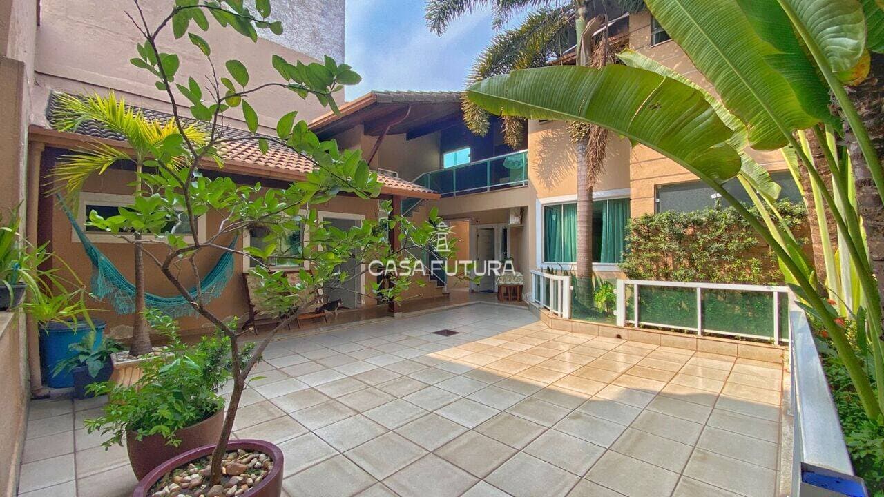 Casa com 3 quartos, 296 m²