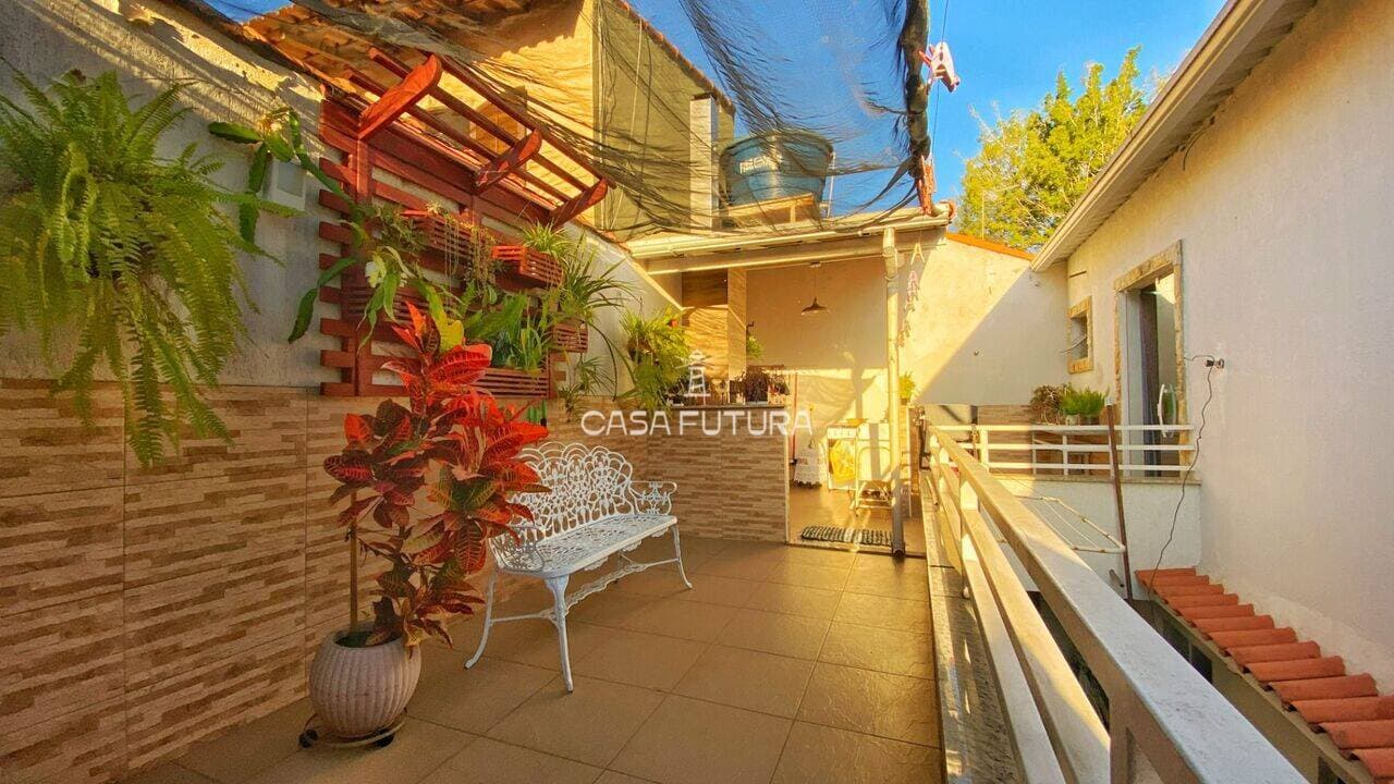 Casa com 3 quartos, 221 m²