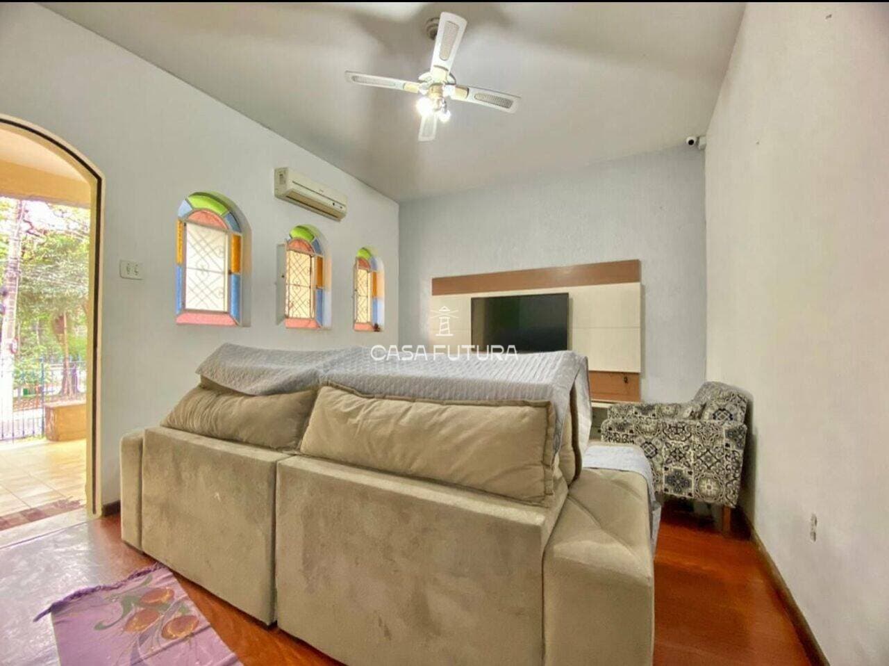 Casa com 6 quartos, 220 m²