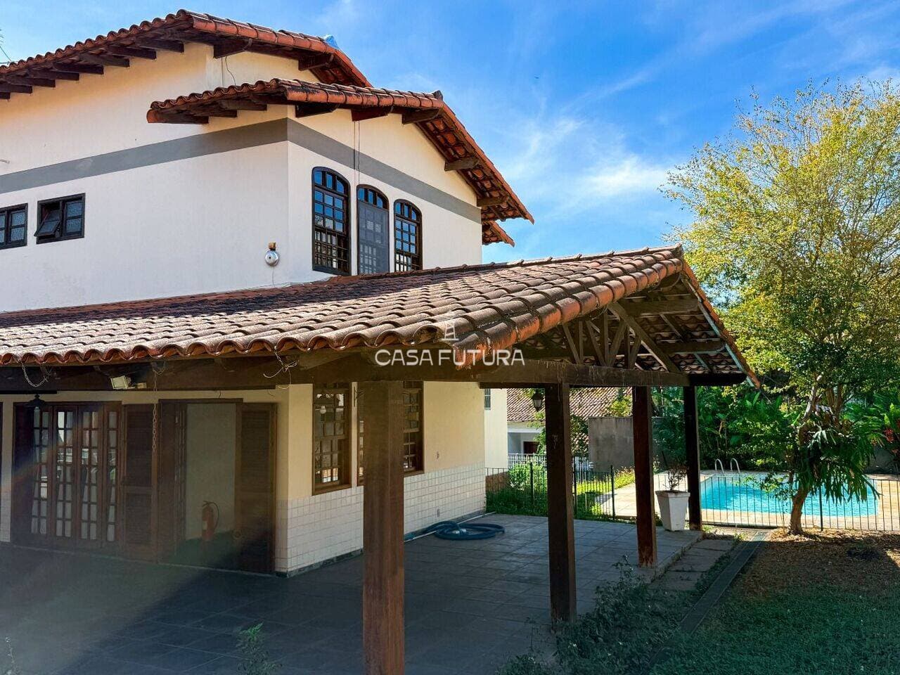 Casa com 5 quartos, 377 m²