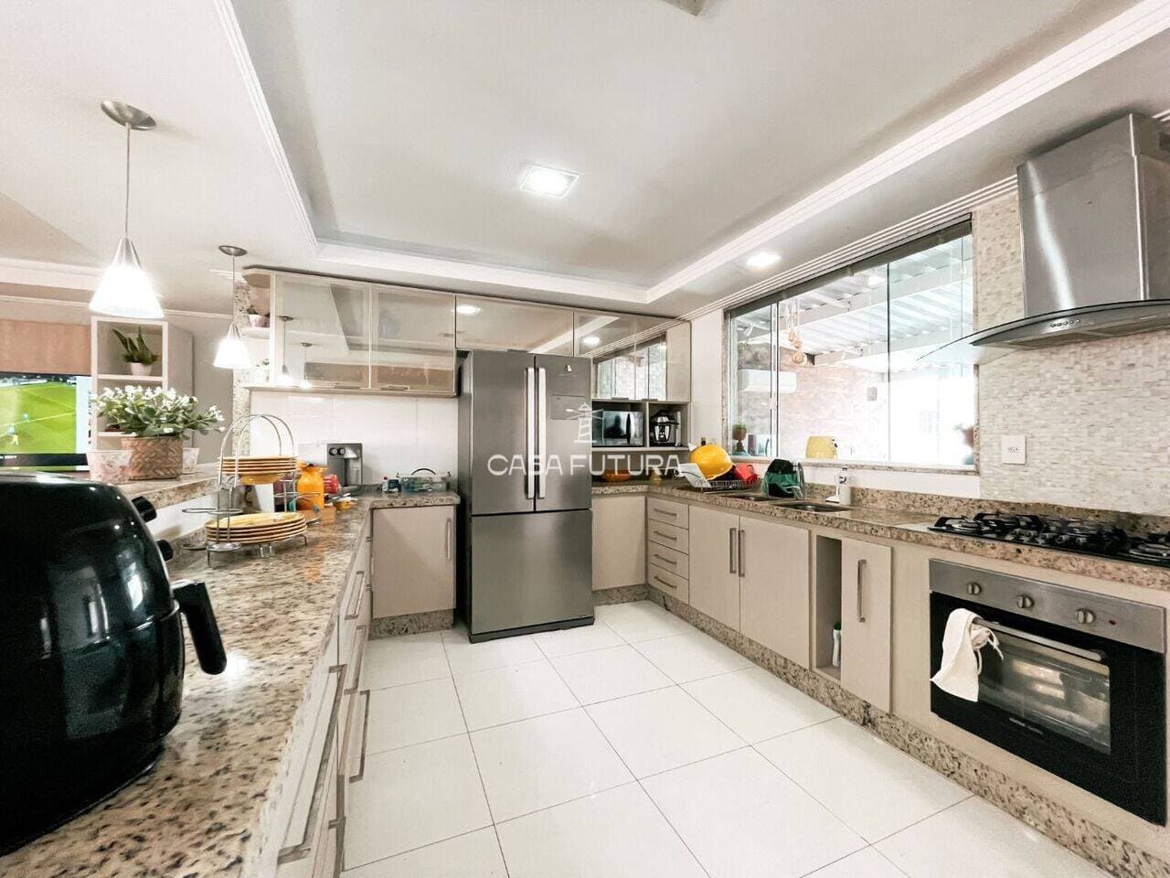 Casa com 3 quartos, 217 m² - foto 6