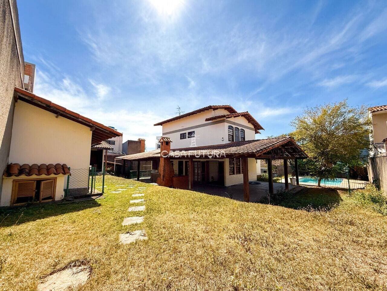 Casa com 5 quartos, 377 m² - foto 2