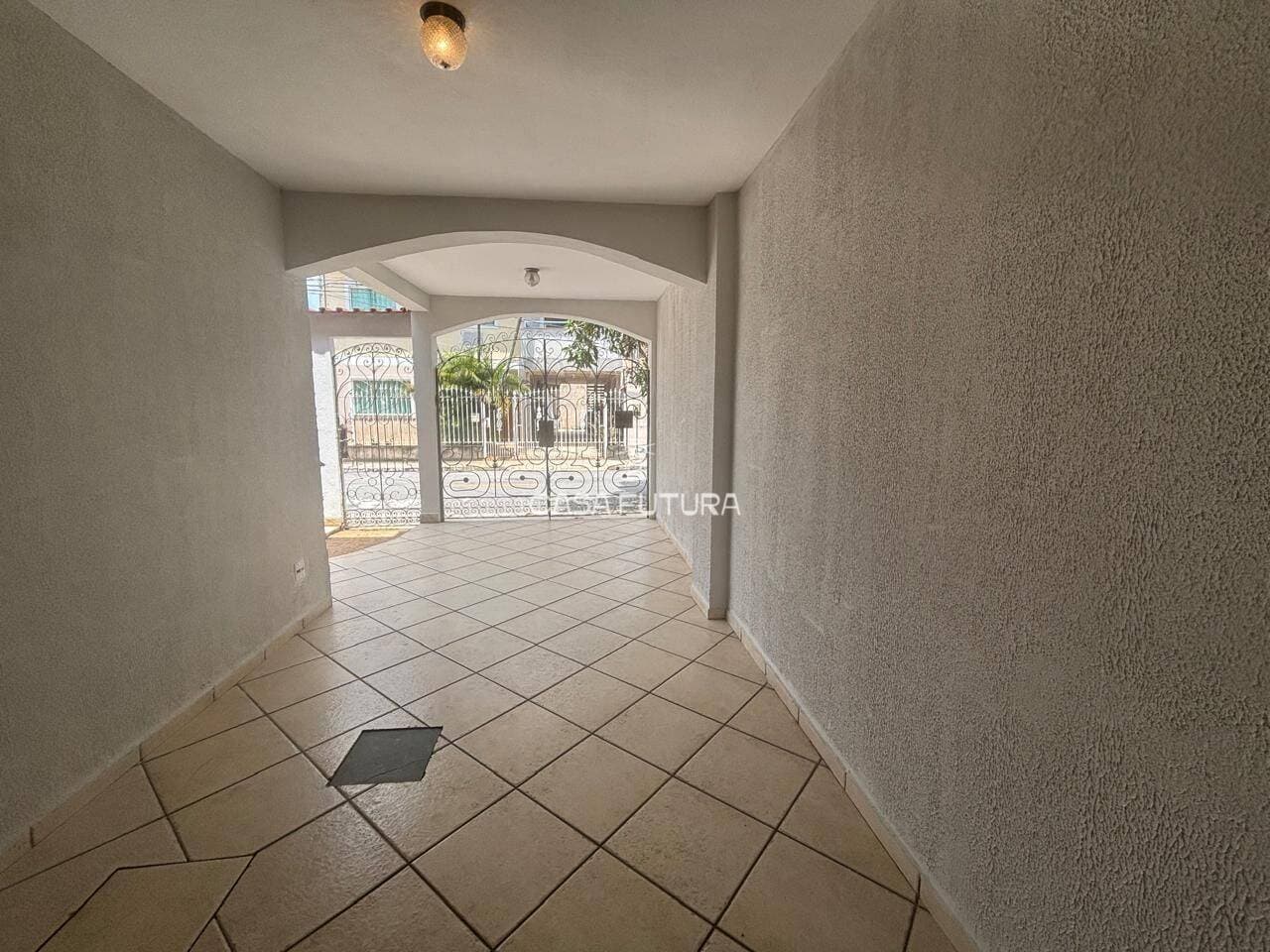 Casa com 4 quartos, 263 m² - foto 2