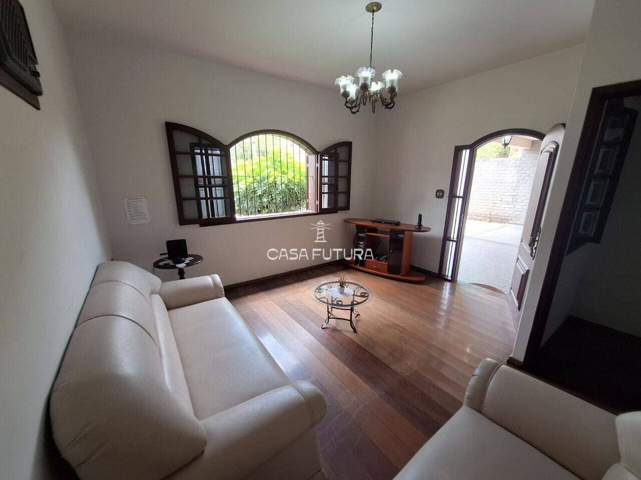 Casa com 3 quartos, 270 m²